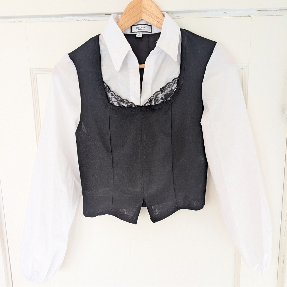 Discreet New York City white and black lace trimmed top